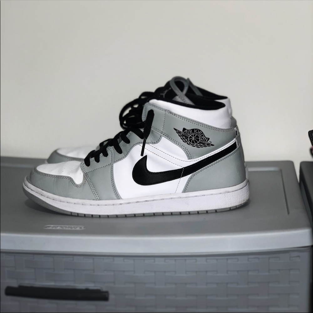 Air Jordan retro 1 “Mid Smoke Grey” SOLD